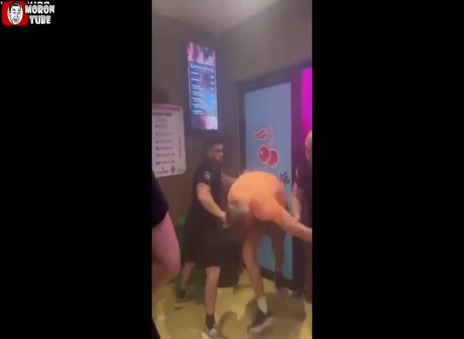 Video :The bouncers blew up the nightclub boss